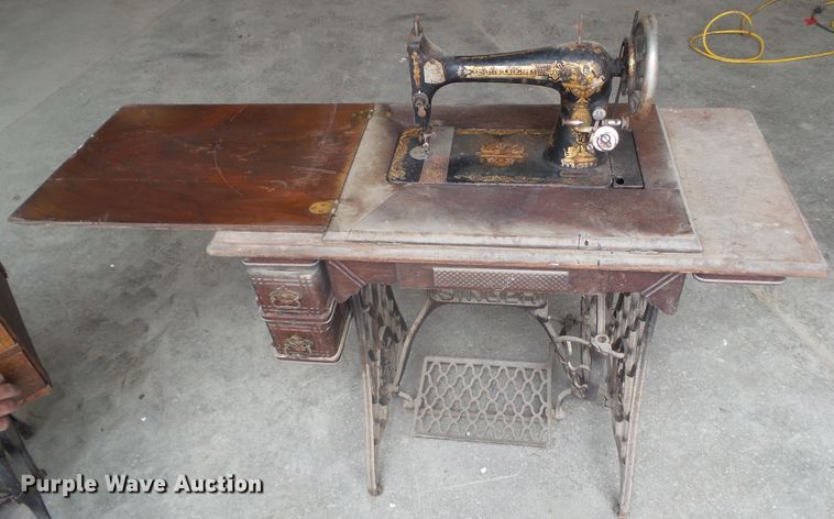 image for item HF9904 (2) Singer sewing machines