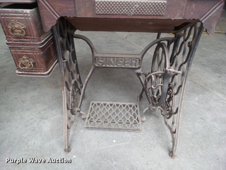 image for item HF9904 (2) Singer sewing machines