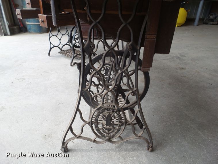 image for item HF9904 (2) Singer sewing machines