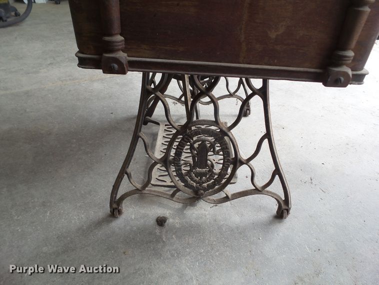 image for item HF9904 (2) Singer sewing machines