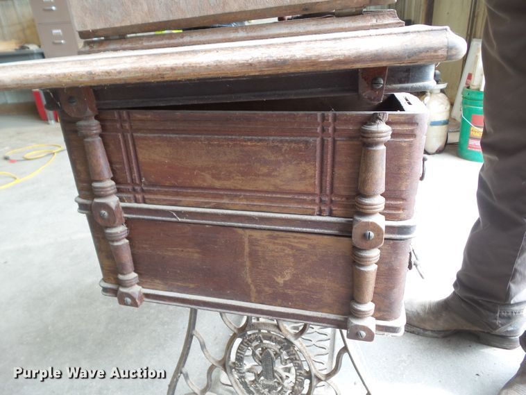 image for item HF9904 (2) Singer sewing machines