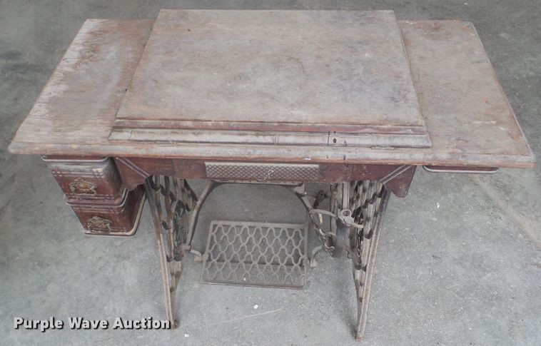 image for item HF9904 (2) Singer sewing machines