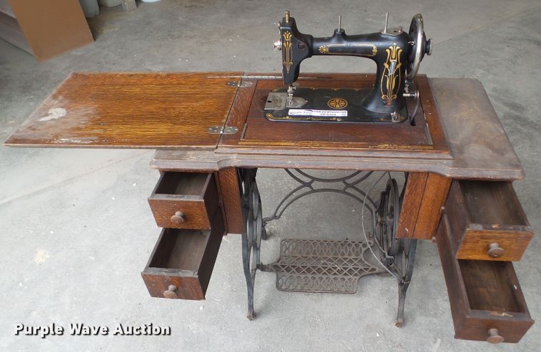 image for item HF9904 (2) Singer sewing machines