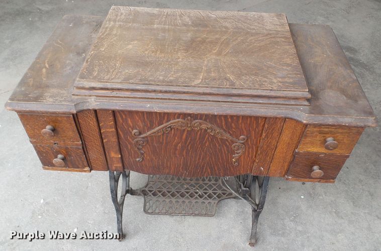 image for item HF9904 (2) Singer sewing machines