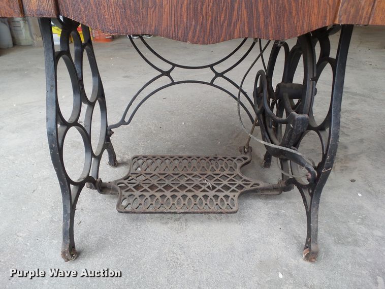 image for item HF9904 (2) Singer sewing machines