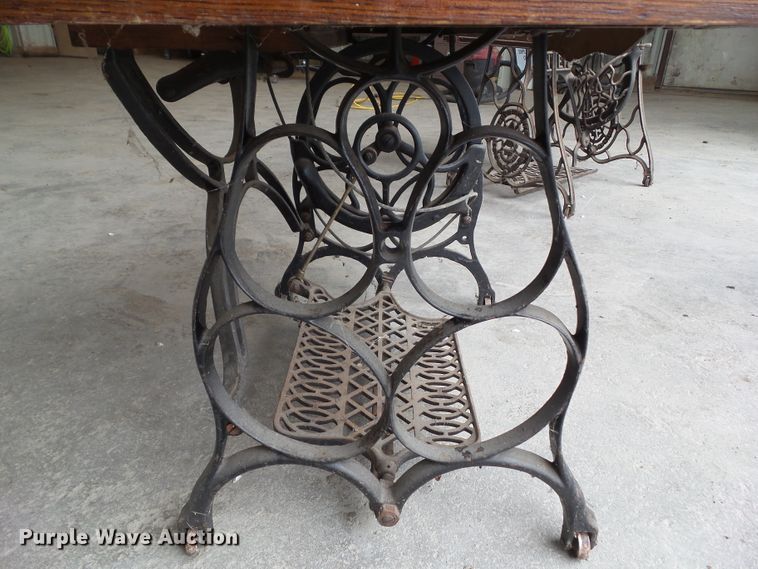 image for item HF9904 (2) Singer sewing machines