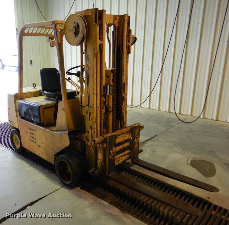 image for item HL9481 1989 Hyster S40XL  warehouse forklift