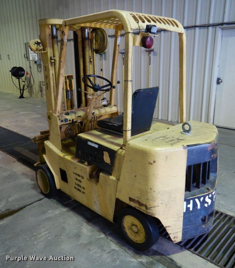 image for item HL9481 1989 Hyster S40XL  warehouse forklift