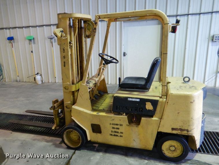 image for item HL9481 1989 Hyster S40XL  warehouse forklift