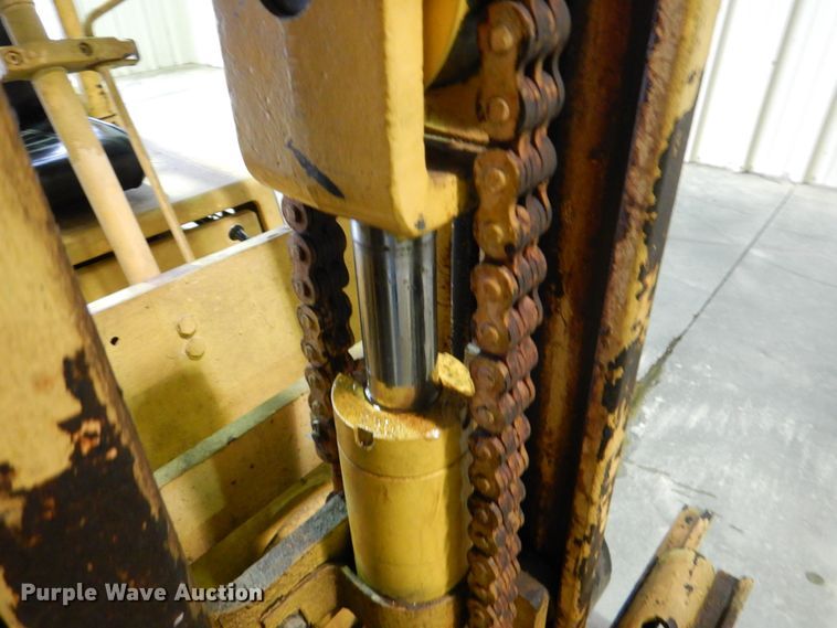 image for item HL9481 1989 Hyster S40XL  warehouse forklift