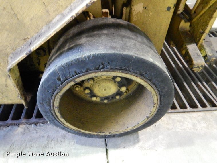 image for item HL9481 1989 Hyster S40XL  warehouse forklift