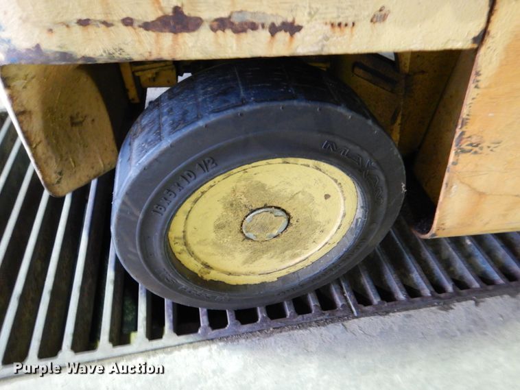 image for item HL9481 1989 Hyster S40XL  warehouse forklift