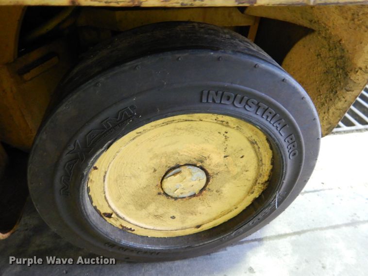 image for item HL9481 1989 Hyster S40XL  warehouse forklift