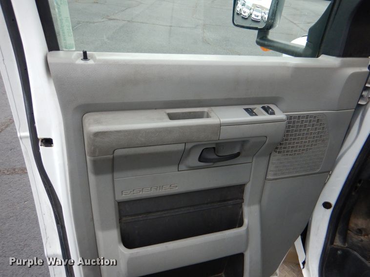 image for item HL9483 2014 Ford E450  shuttle bus