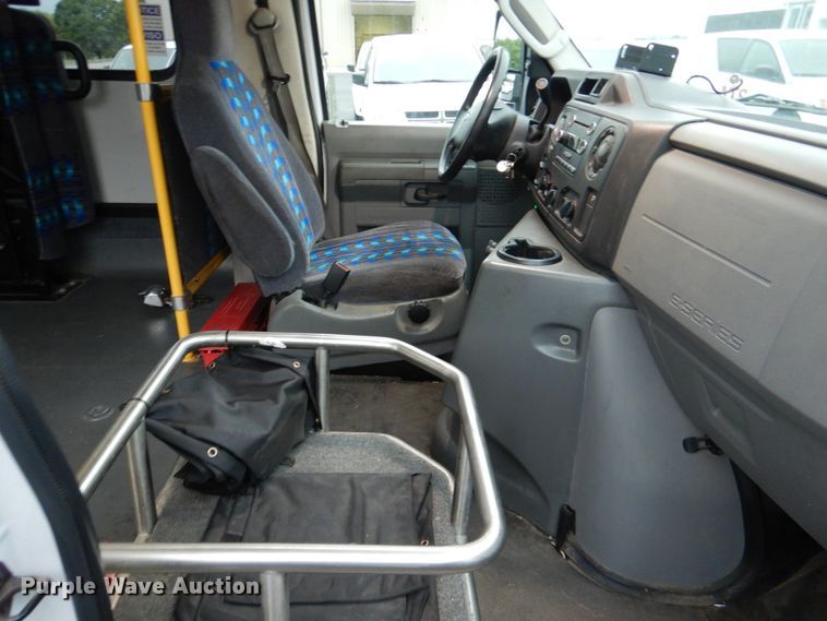 image for item HL9483 2014 Ford E450  shuttle bus