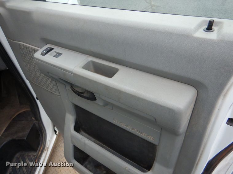 image for item HL9483 2014 Ford E450  shuttle bus