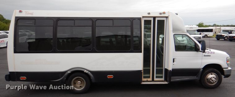 image for item HL9484 2009 Ford E450  shuttle bus