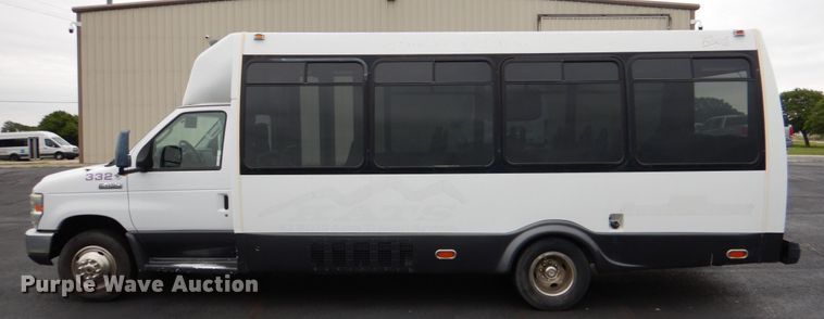 image for item HL9484 2009 Ford E450  shuttle bus