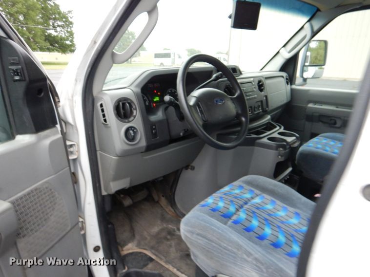 image for item HL9484 2009 Ford E450  shuttle bus