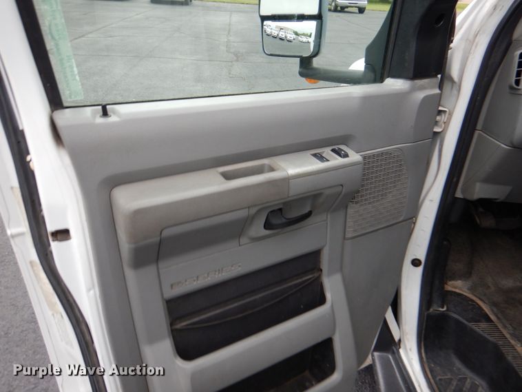 image for item HL9484 2009 Ford E450  shuttle bus