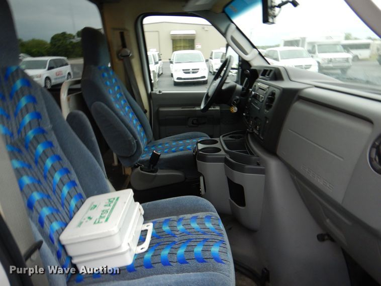 image for item HL9484 2009 Ford E450  shuttle bus