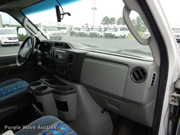 image for item HL9484 2009 Ford E450  shuttle bus