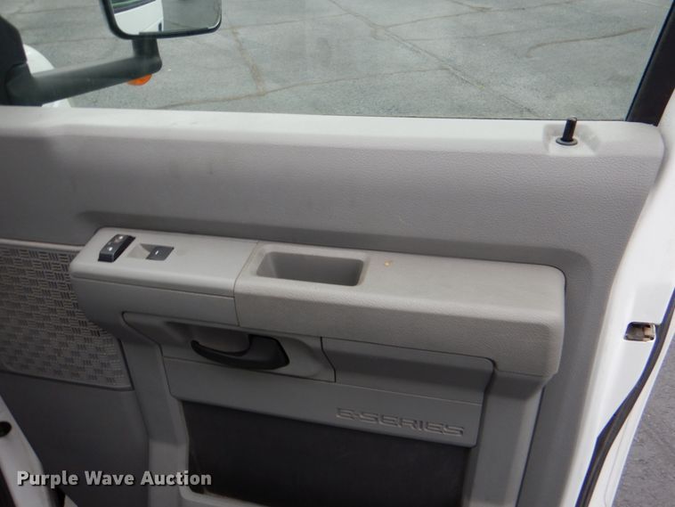 image for item HL9484 2009 Ford E450  shuttle bus