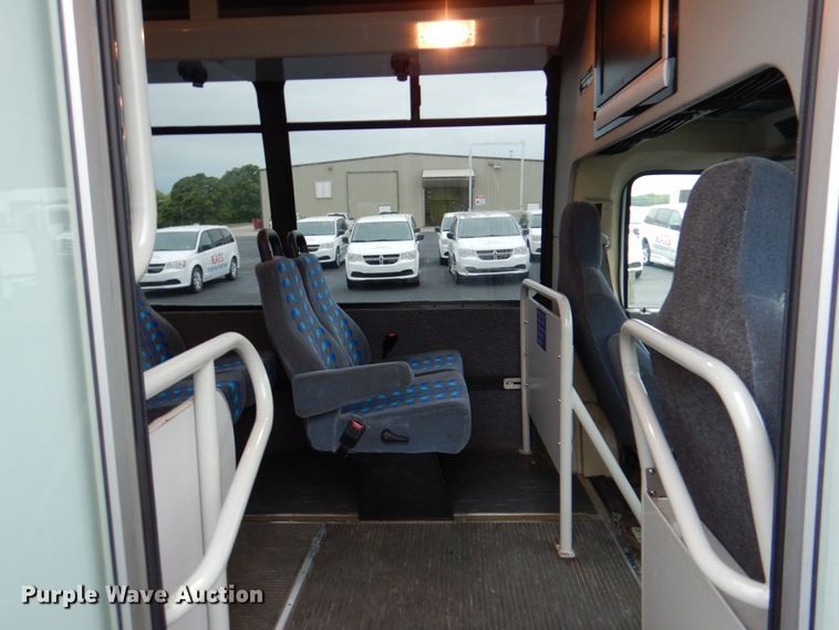 image for item HL9484 2009 Ford E450  shuttle bus