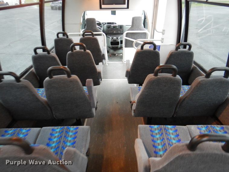 image for item HL9484 2009 Ford E450  shuttle bus