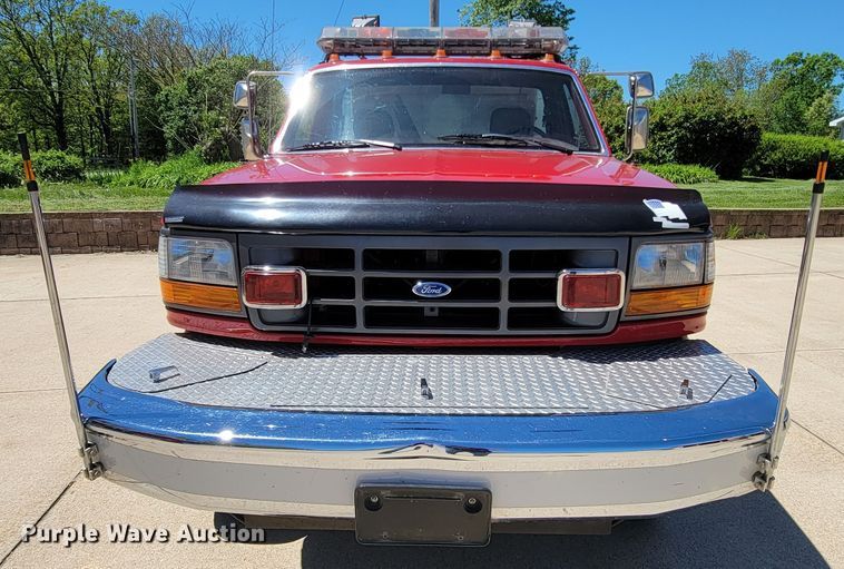 image for item IF9748 1994 Ford F450 Super Duty  pumper fire truck