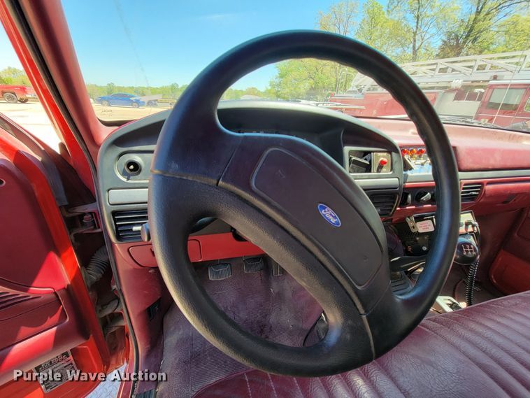 image for item IF9748 1994 Ford F450 Super Duty  pumper fire truck