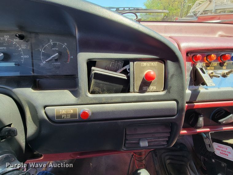 image for item IF9748 1994 Ford F450 Super Duty  pumper fire truck