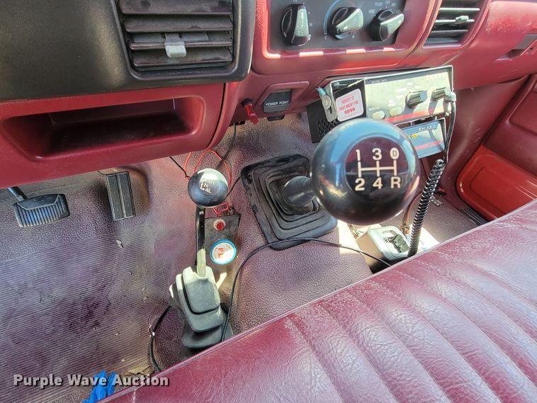 image for item IF9748 1994 Ford F450 Super Duty  pumper fire truck