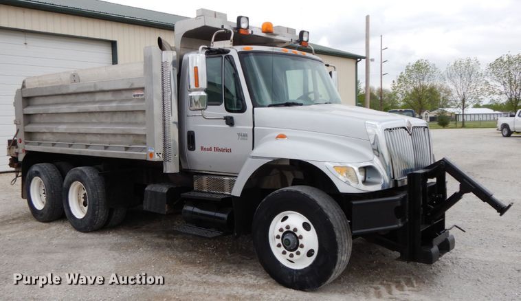image for item IL9358 2003 International 7400  dump truck