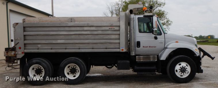 image for item IL9358 2003 International 7400  dump truck