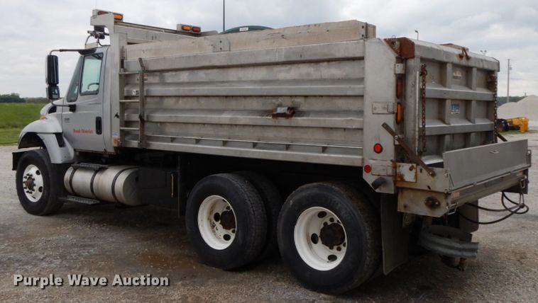 image for item IL9358 2003 International 7400  dump truck