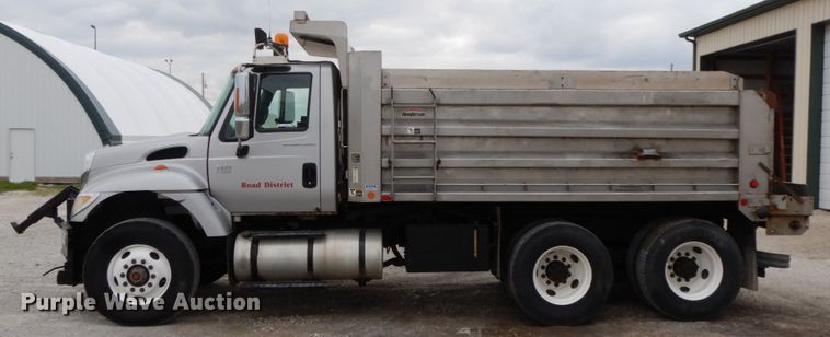 image for item IL9358 2003 International 7400  dump truck