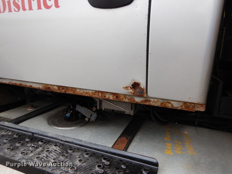 image for item IL9358 2003 International 7400  dump truck