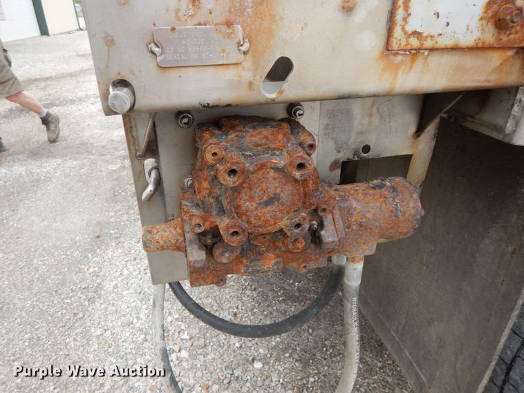 image for item IL9358 2003 International 7400  dump truck