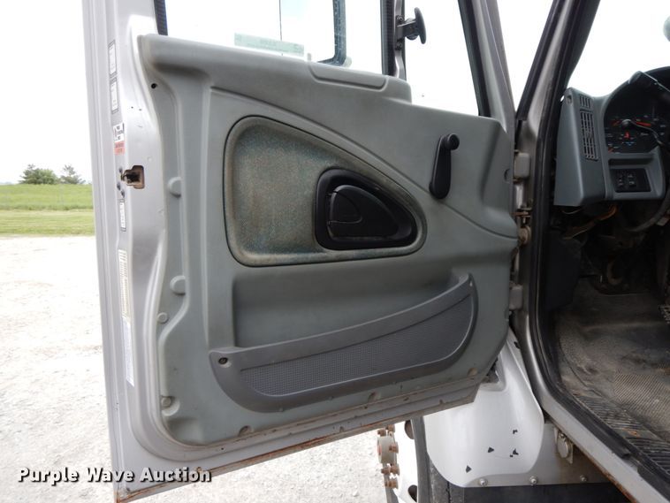 image for item IL9358 2003 International 7400  dump truck