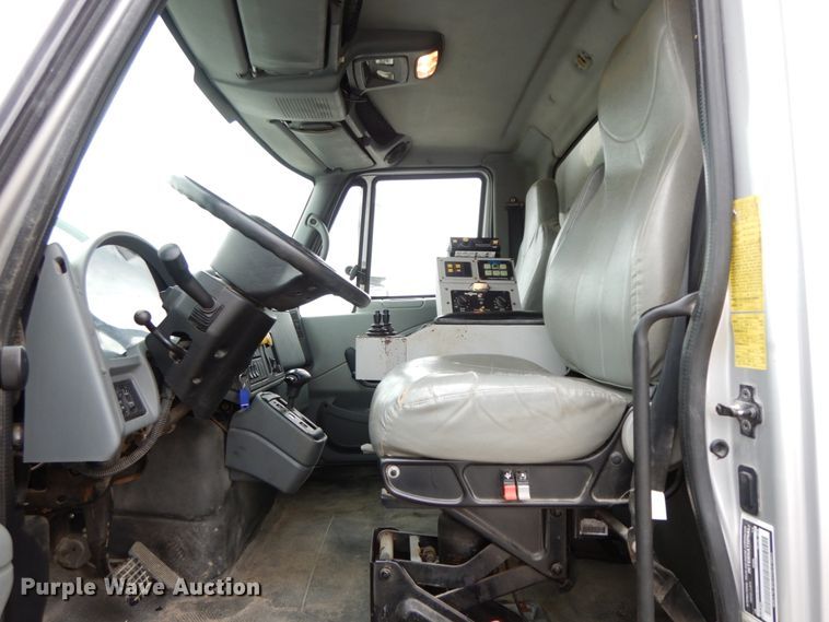 image for item IL9358 2003 International 7400  dump truck