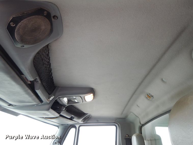 image for item IL9358 2003 International 7400  dump truck