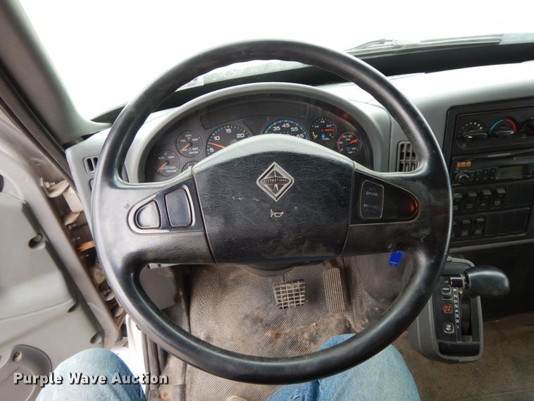 image for item IL9358 2003 International 7400  dump truck