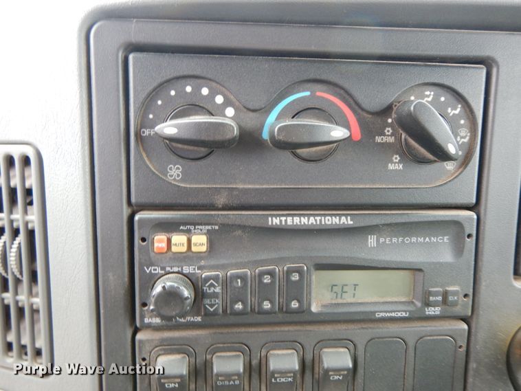 image for item IL9358 2003 International 7400  dump truck