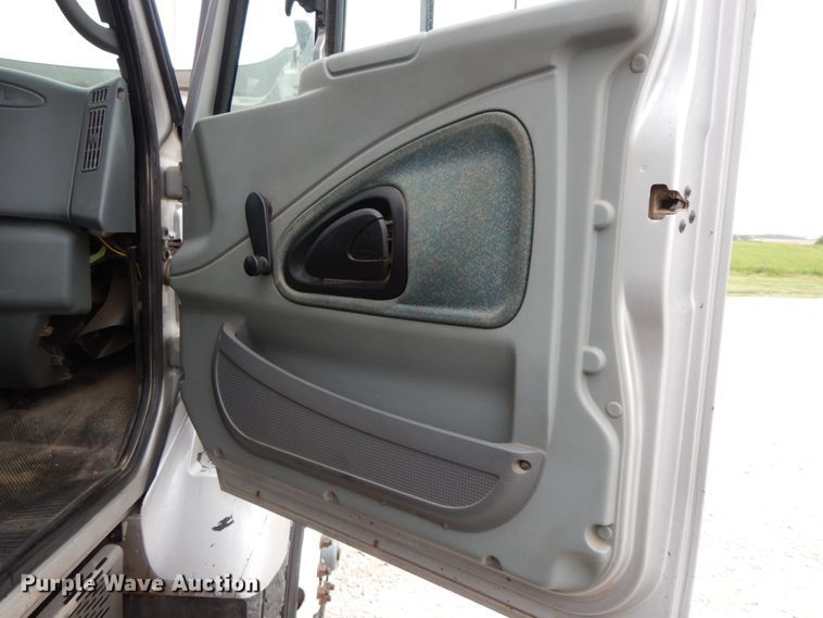 image for item IL9358 2003 International 7400  dump truck