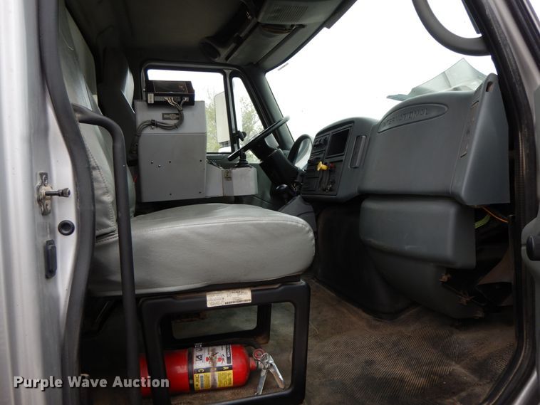 image for item IL9358 2003 International 7400  dump truck