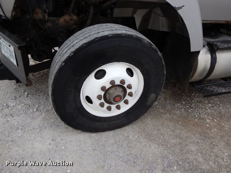 image for item IL9358 2003 International 7400  dump truck