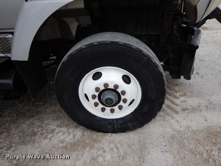 image for item IL9358 2003 International 7400  dump truck