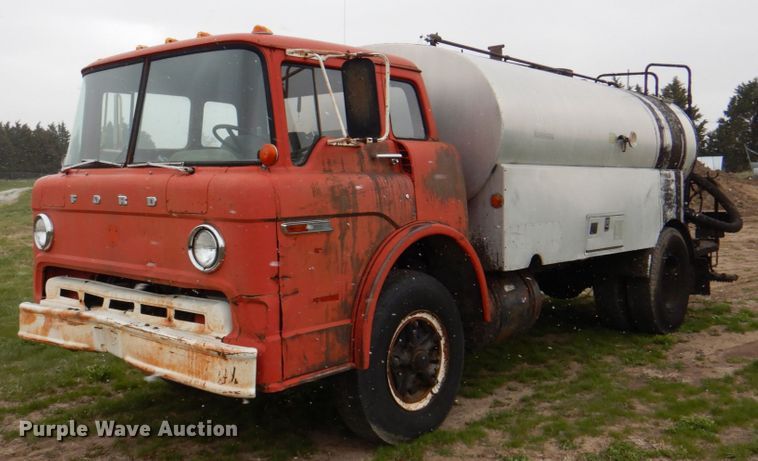 image for item IQ9255 1973 Ford  oil distributor truck