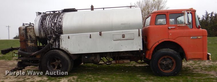 image for item IQ9255 1973 Ford  oil distributor truck